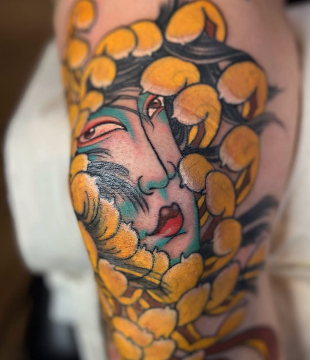 Japansk blomstertatovering utført hos Timeless Tattoo Oslo