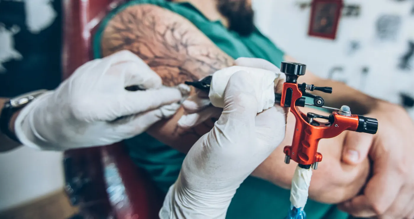 Tattooing scars and stretchmarks